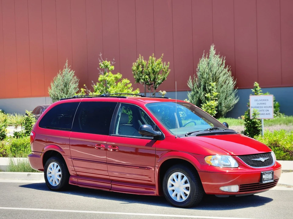 2003 Chrysler Town & Country - Image 14 of 31