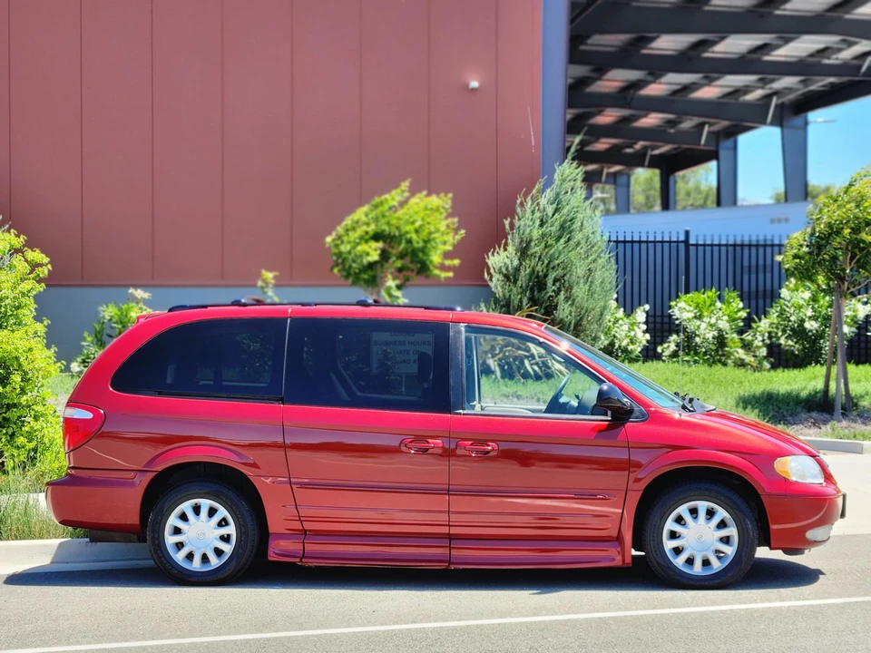 2003 Chrysler Town & Country - Image 15 of 31