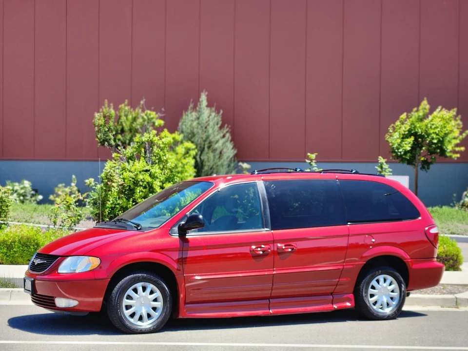 2003 Chrysler Town & Country - Image 2 of 31
