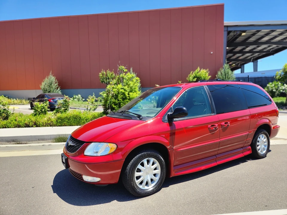 2003 Chrysler Town & Country - Image 3 of 31