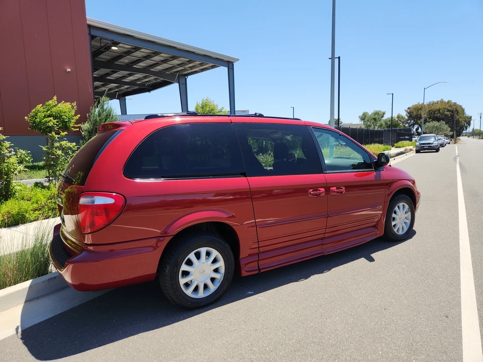 2003 Chrysler Town & Country - Image 17 of 31