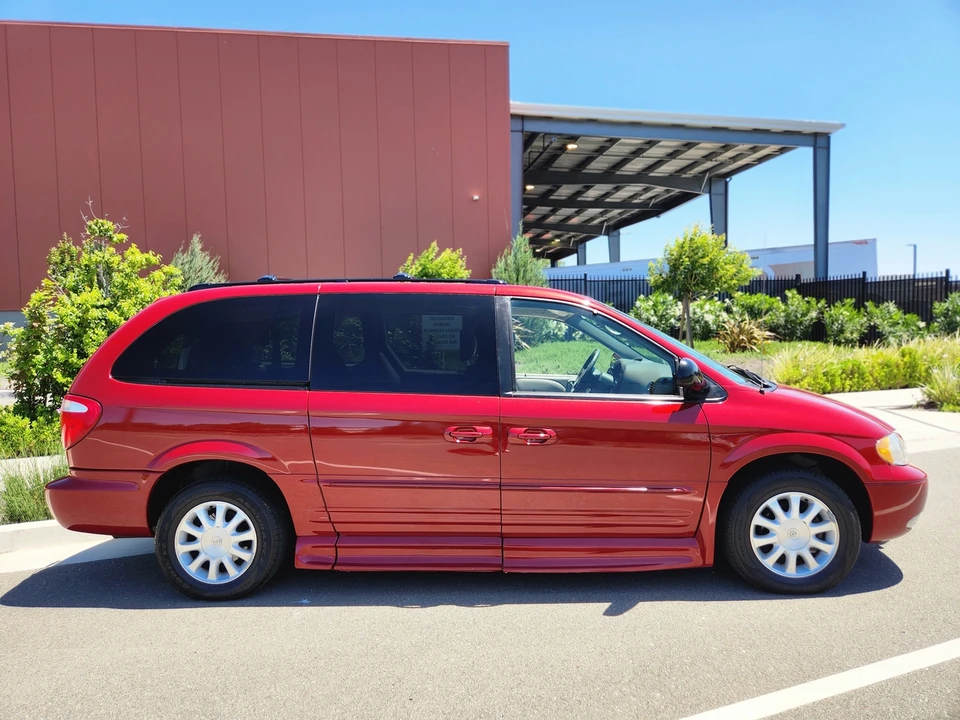 2003 Chrysler Town & Country - Image 16 of 31