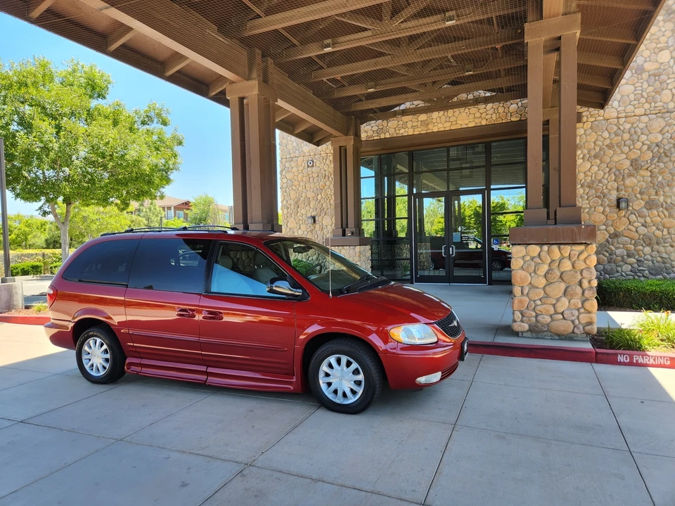 2003 Chrysler Town & Country - Image 13 of 31