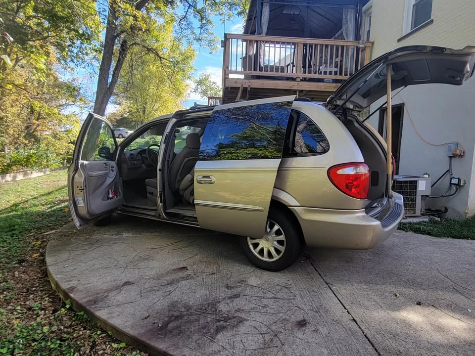 2003 Chrysler Town & Country - Image 2 of 10