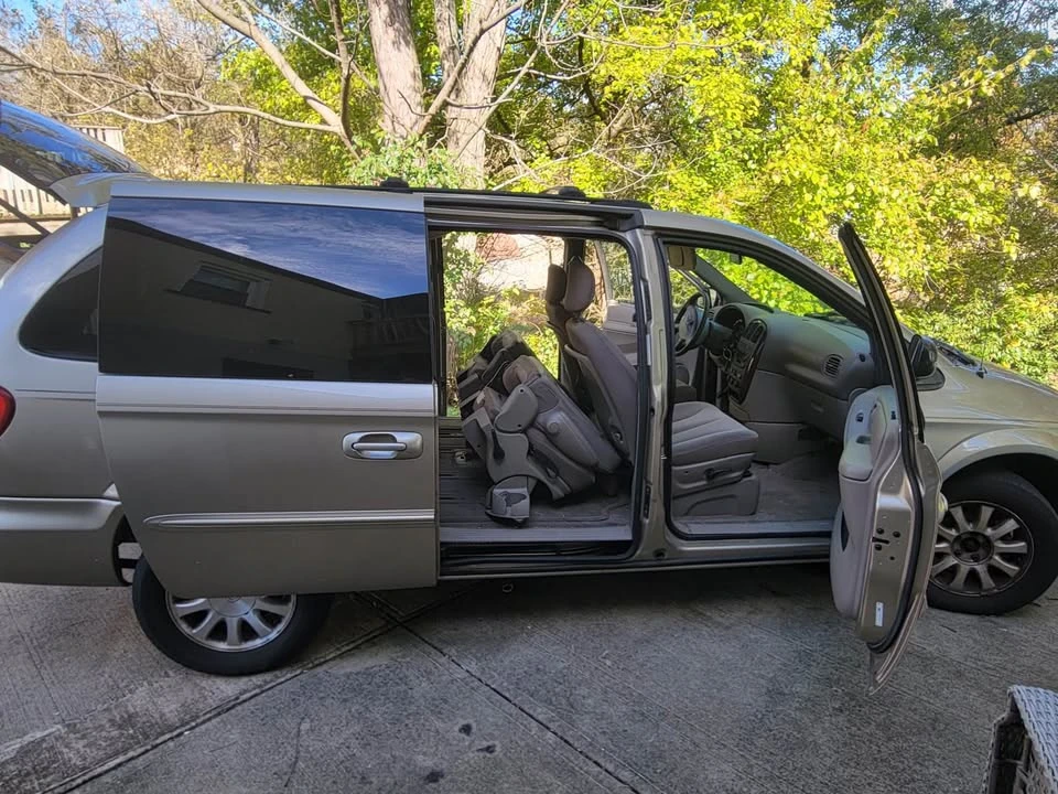 2003 Chrysler Town & Country - Image 3 of 10
