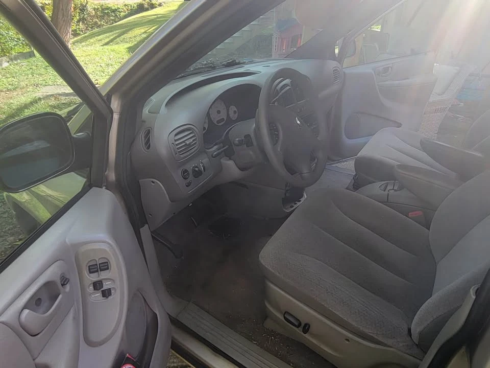 2003 Chrysler Town & Country - Image 6 of 10