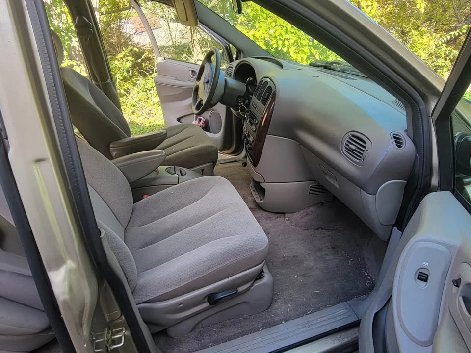 2003 Chrysler Town & Country - Image 5 of 10