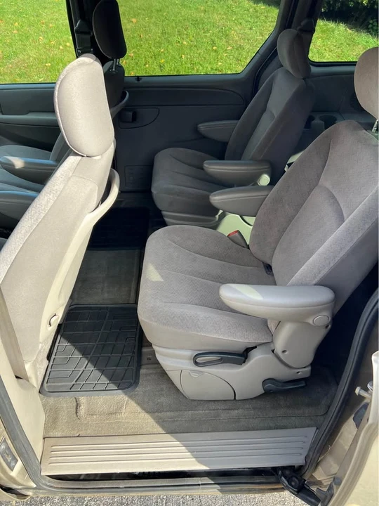2003 Dodge Caravan - Image 7 of 13