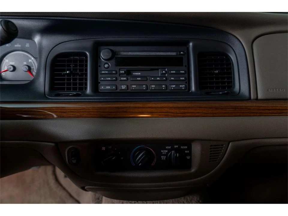 2003 Ford Crown Victoria - Image 9 of 14