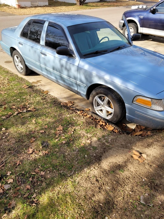 2003 Ford Crown Victoria - Image 2 of 21