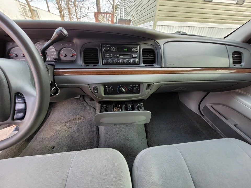 2003 Ford Crown Victoria - Image 8 of 21
