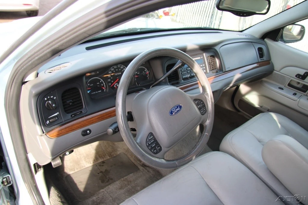 2003 Ford Crown Victoria - Image 10 of 21