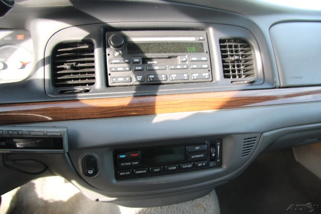 2003 Ford Crown Victoria - Image 18 of 21