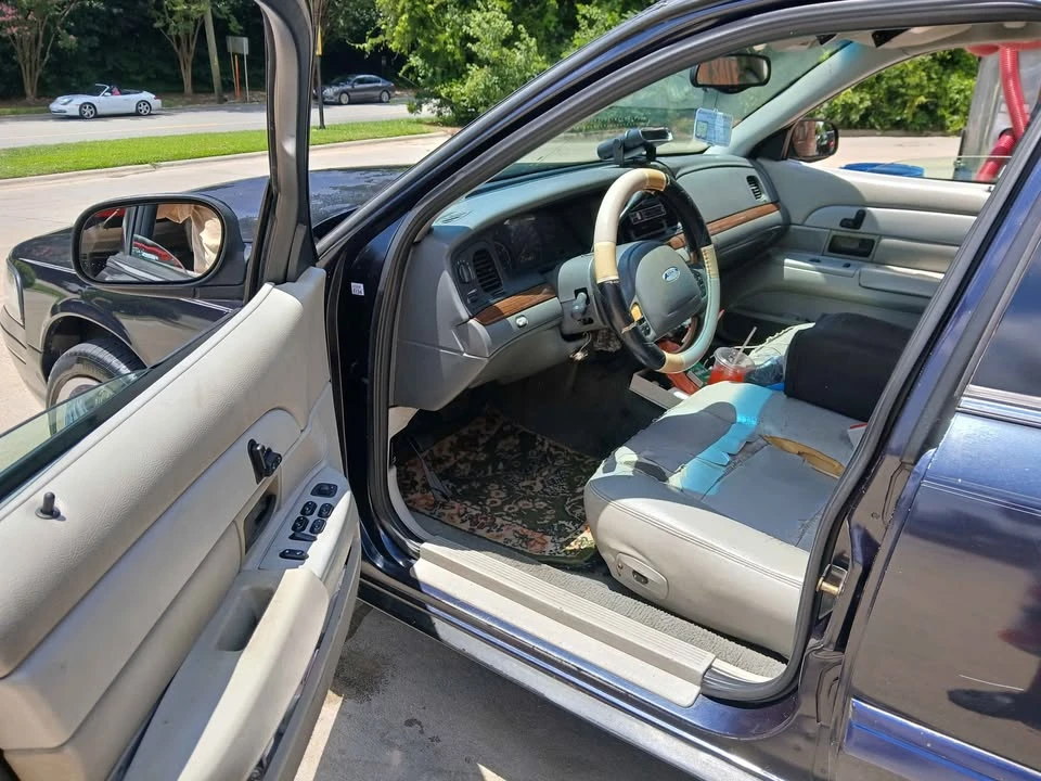 2003 Ford Crown Victoria - Image 9 of 17