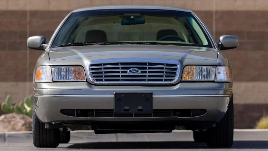 2003 Ford Crown Victoria - Image 4 of 31