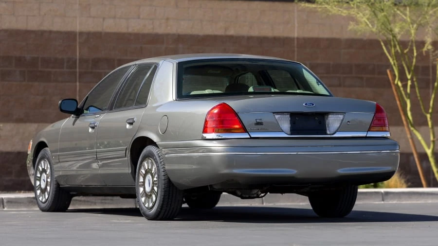 2003 Ford Crown Victoria - Image 3 of 31
