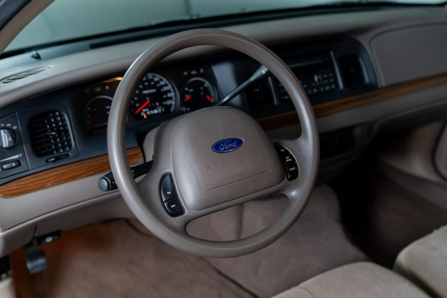 2003 Ford Crown Victoria - Image 24 of 31