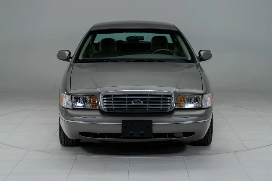 2003 Ford Crown Victoria - Image 4 of 31