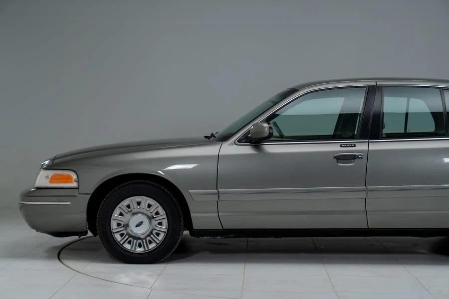 2003 Ford Crown Victoria - Image 10 of 31