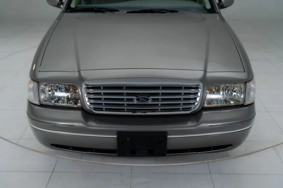 2003 Ford Crown Victoria - Image 9 of 31