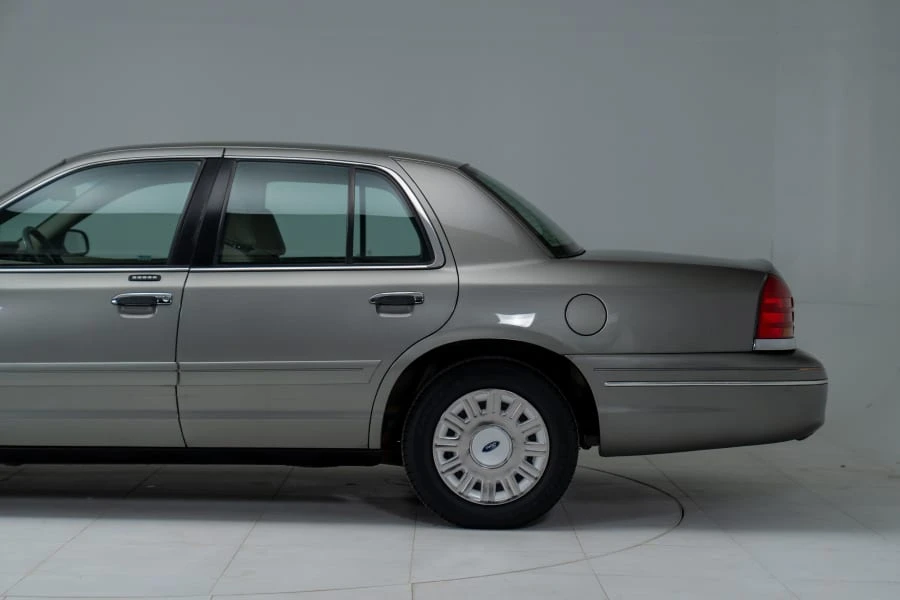 2003 Ford Crown Victoria - Image 12 of 31