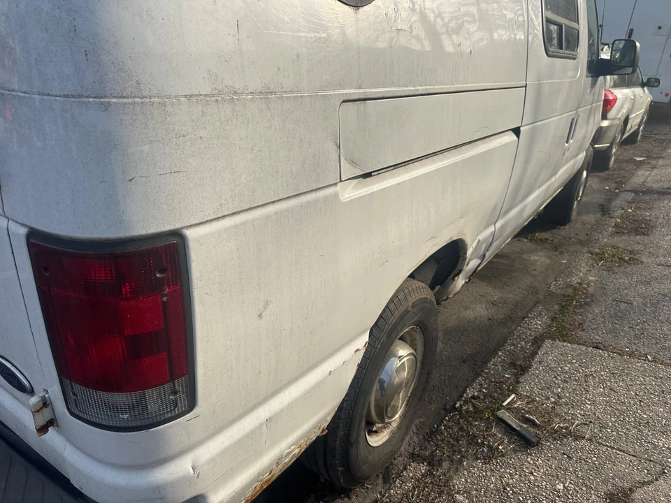 2003 Ford Econoline Van - Image 13 of 21