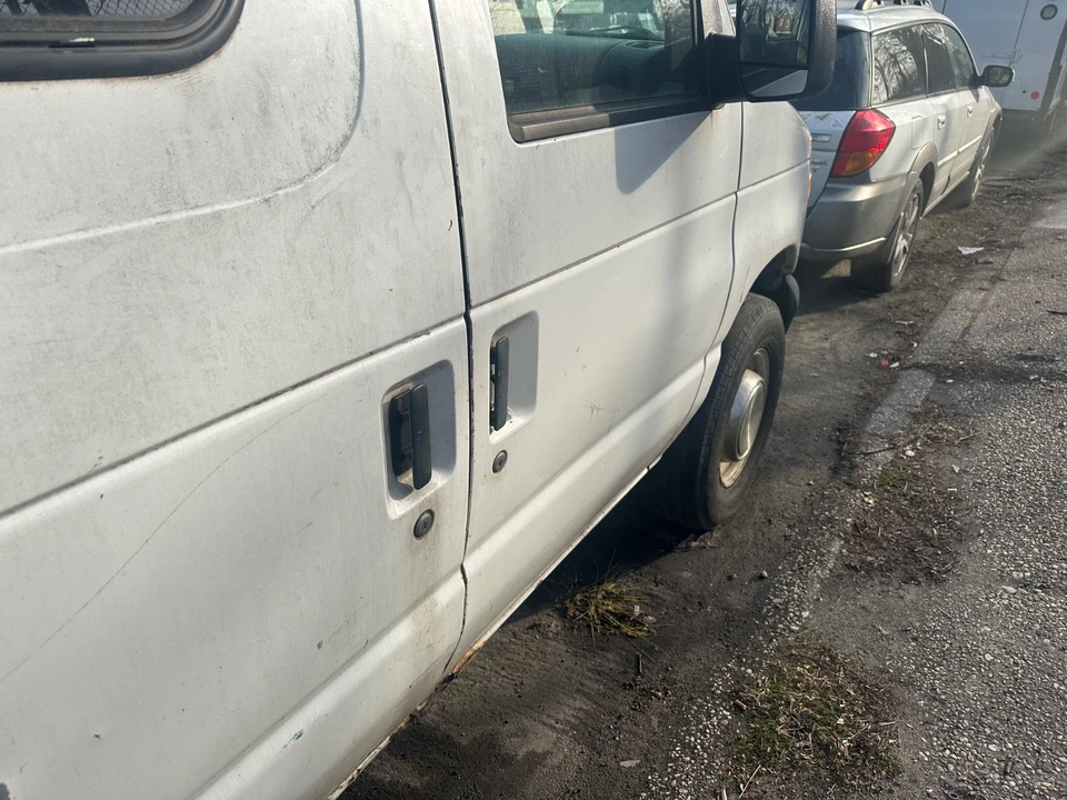 2003 Ford Econoline Van - Image 14 of 21