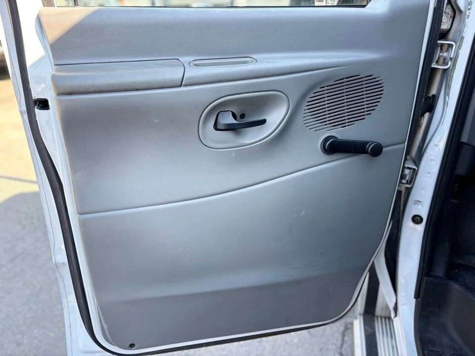 2003 Ford Econoline Van - Image 8 of 21