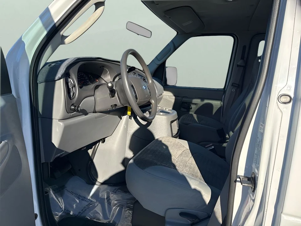 2003 Ford Econoline Van - Image 9 of 12