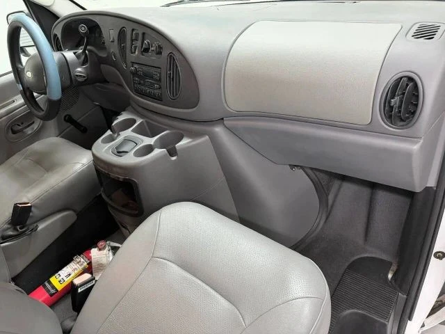 2003 Ford Econoline Van - Image 10 of 31