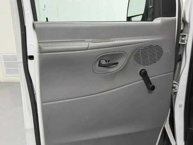 2003 Ford Econoline Van - Image 26 of 31