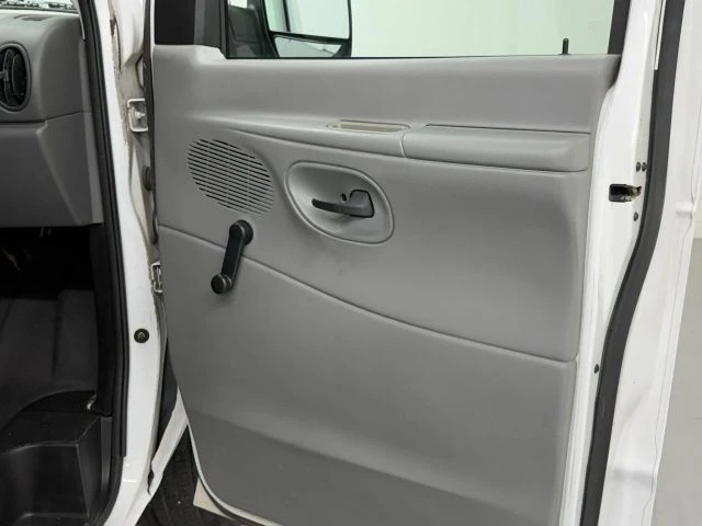 2003 Ford Econoline Van - Image 24 of 31