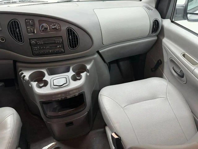 2003 Ford Econoline Van - Image 23 of 31