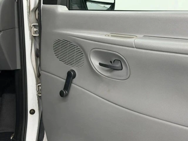 2003 Ford Econoline Van - Image 25 of 31