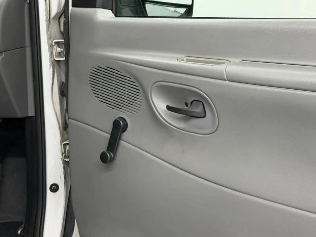2003 Ford Econoline Van - Image 25 of 31