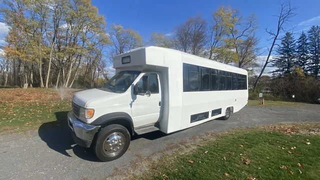 2003 Ford E-550 Super Duty Diamond Coach 28 Passenger Shuttle Bus
