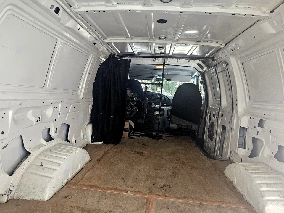 2003 Ford Econoline Van - Image 10 of 14