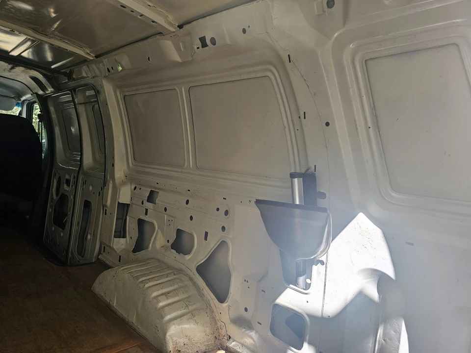 2003 Ford Econoline Van - Image 8 of 14