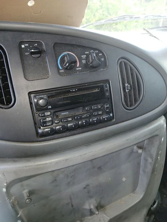 2003 Ford Econoline Van - Image 8 of 12