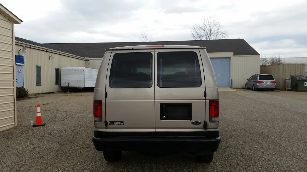 2003 Ford Econoline Van - Image 19 of 21