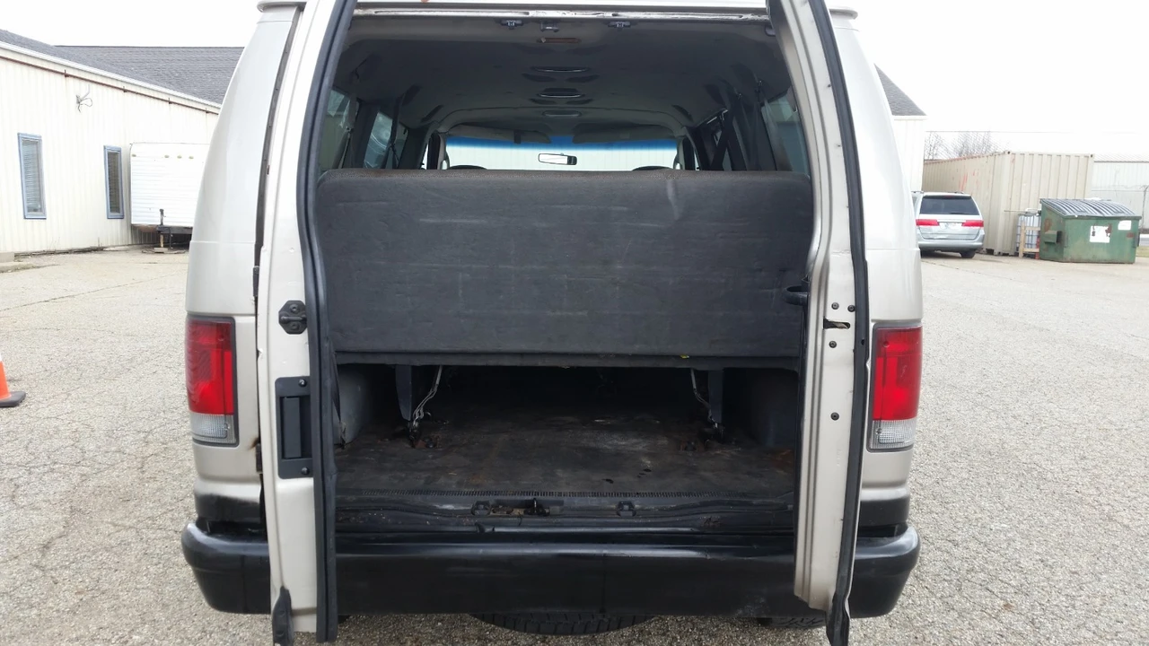 2003 Ford Econoline Van - Image 16 of 21
