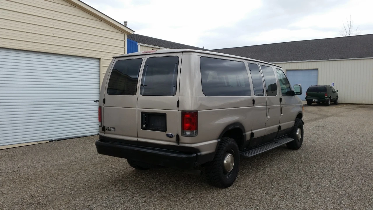 2003 Ford Econoline Van - Image 20 of 21