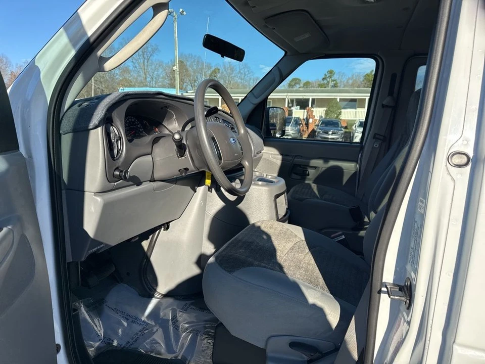 2003 Ford Econoline Van - Image 9 of 21