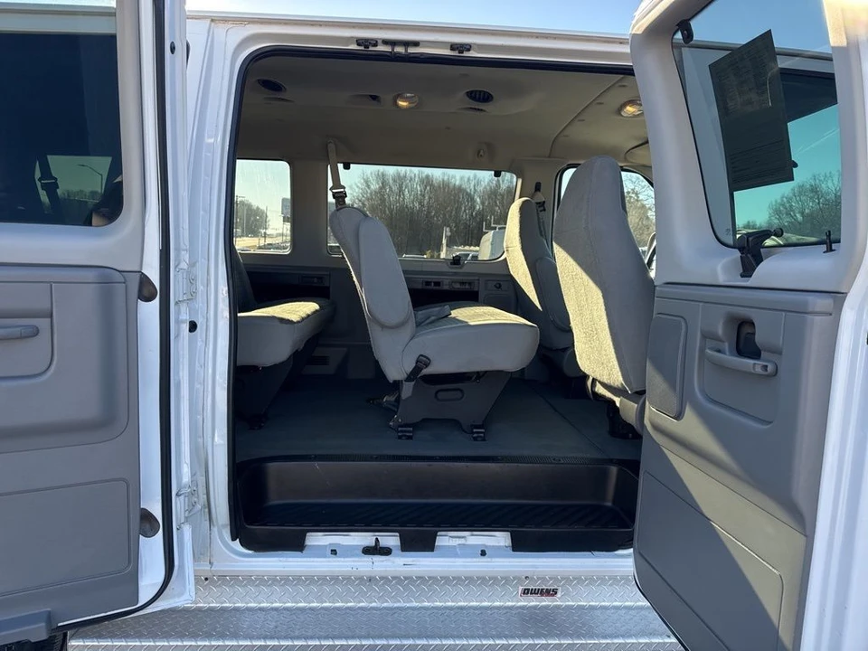 2003 Ford Econoline Van - Image 19 of 21