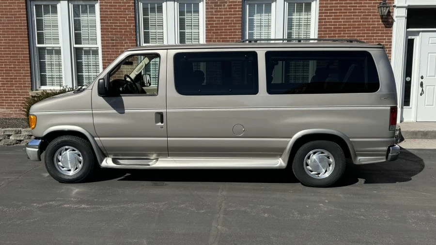 2003 Ford Econoline Van - Image 2 of 11