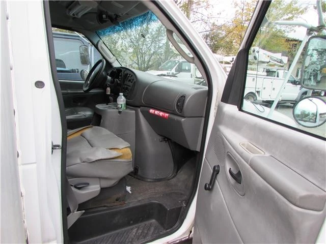 2003 Ford Econoline Van - Image 13 of 18