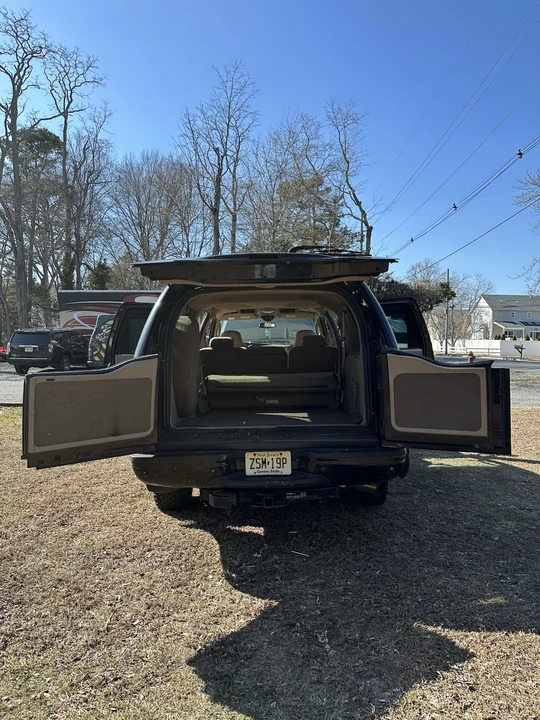 2003 Ford Excursion - Image 2 of 15