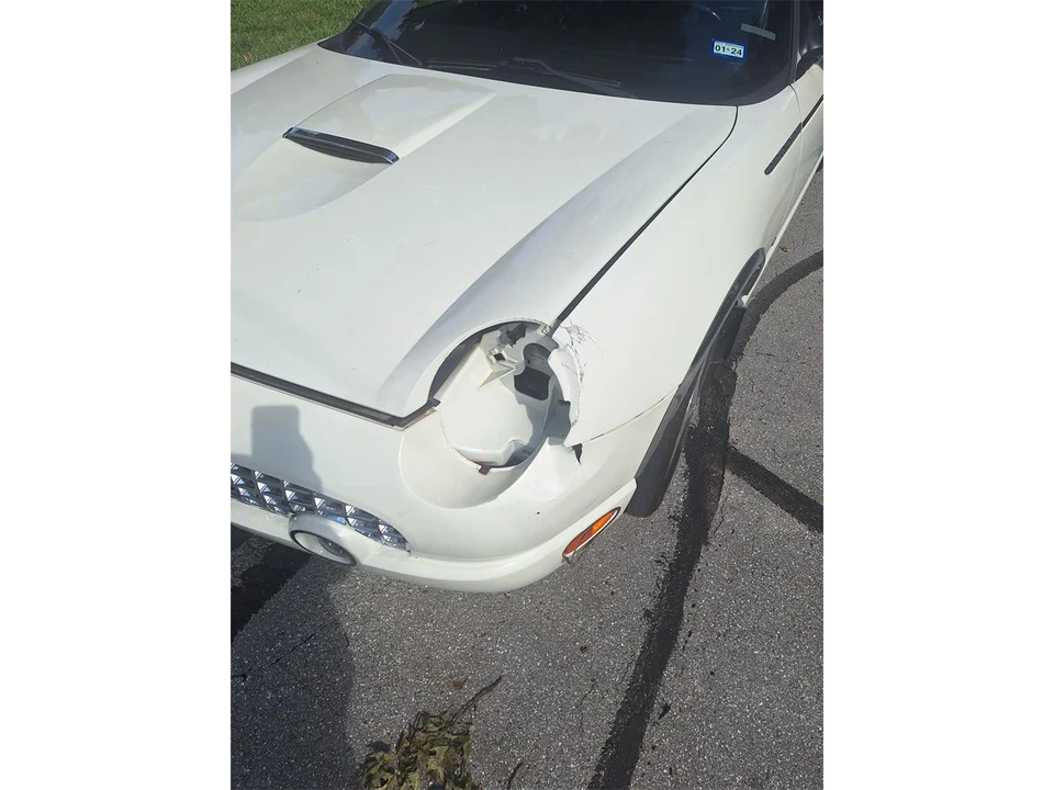 2003 Ford Thunderbird 11th Gen - Image 2 of 11
