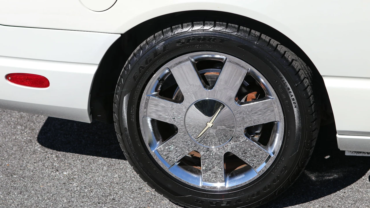 2003 Ford Thunderbird 11th Gen - Image 18 of 31