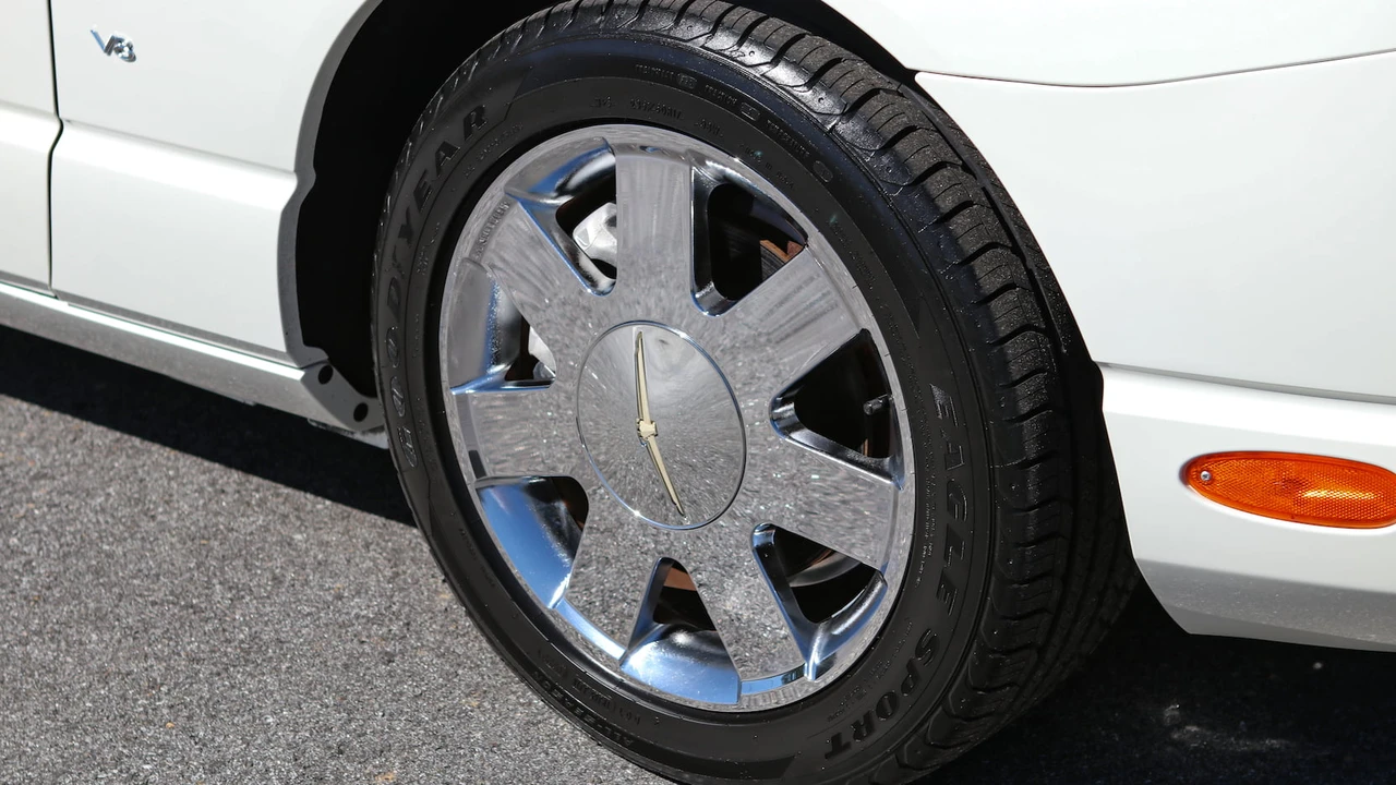 2003 Ford Thunderbird 11th Gen - Image 19 of 31